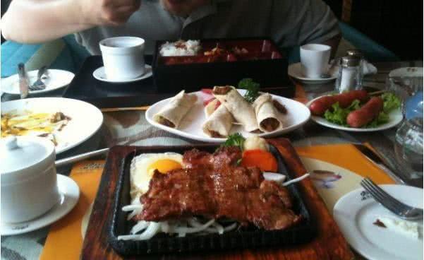 西餐桌上巧克力粉的優(yōu)雅享用指南 避免用餐禮儀的小尷尬